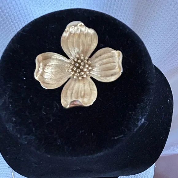 Trifari Gold-Tone Floral Brooch Vintage - Picture 5 of 5